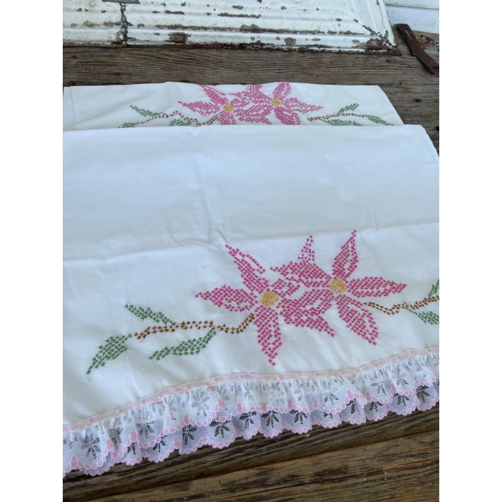 Vintage pair PIllow cases Embroidery Cross Stitch Pink Flowers - Picture 11 of 12